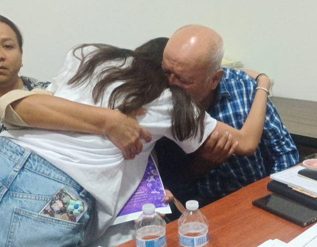 Don Lupe abraza a su esposa e hija después de saber la sentencia de quien le arrebató la felicidad.
